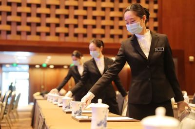 精雕細(xì)琢，盡顯大國(guó)風(fēng)范 探訪國(guó)賓服務(wù)隊(duì)，看會(huì)議服務(wù)如何繪就新時(shí)代“工筆畫”